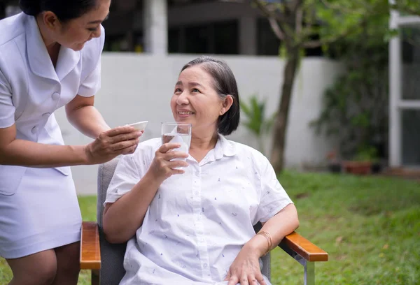 Asiática Edad Avanzada Manos Sosteniendo Vaso Agua Concepto Cuidado Hogar — Foto de Stock