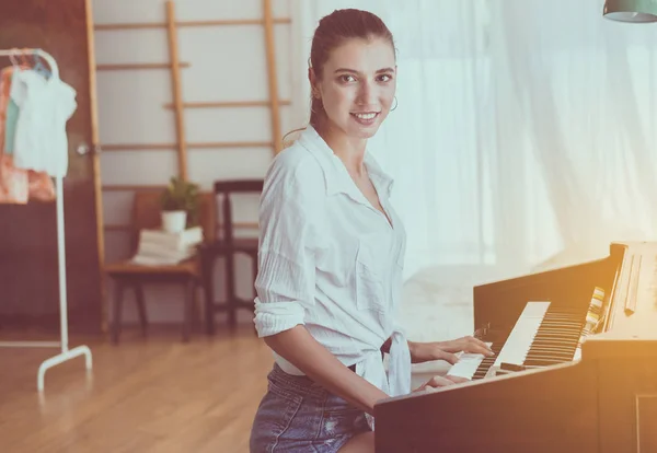 Bella Giovane Donna Che Suona Pianoforte Elettronico Felice Sorridente Tempo — Foto Stock