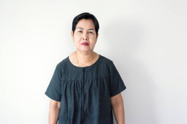 Asyalı güzel bir kadının portresi, ayakta duran ve kameraya bakan mutlu ve gülümseyen yüz, beyaz arka plandaki yazı için boşluğu kopyalayan.