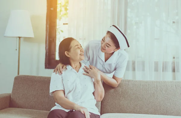 Enfermera Cuidando Paciente Madura Asiática Anciana Senior Concepto Saludable — Foto de Stock