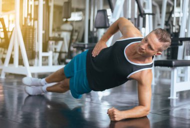 Spor adam ısınma için uzanan egzersizler eğitim yapmak için, Cross fit vücut kas egzersiz