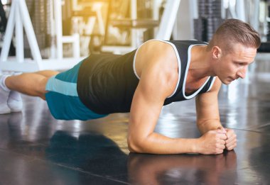Spor adam ısınma için uzanan egzersizler eğitim yapmak için, Spor salonunda Cross fit vücut kas egzersiz