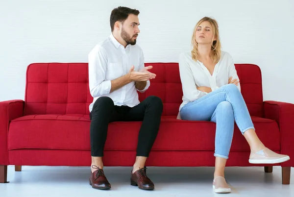 Hombre Explicando Discutiendo Con Conflicto Femenino Pareja Aburrida Casa Emociones —  Fotos de Stock