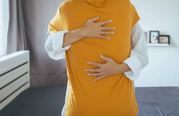 Casal Mulher Abraçando Quente Para Homem Momento Amoroso Romântico Juntos — Fotografia de Stock