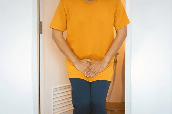 Eller adam kasık tutan, Erkek işemek gerekir, İdrar kaçırma, Close up