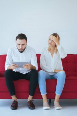 Kadın sıkılmış ve erkek birlikte oturma odasında kanepede oturan ihmal, Aile sorunları