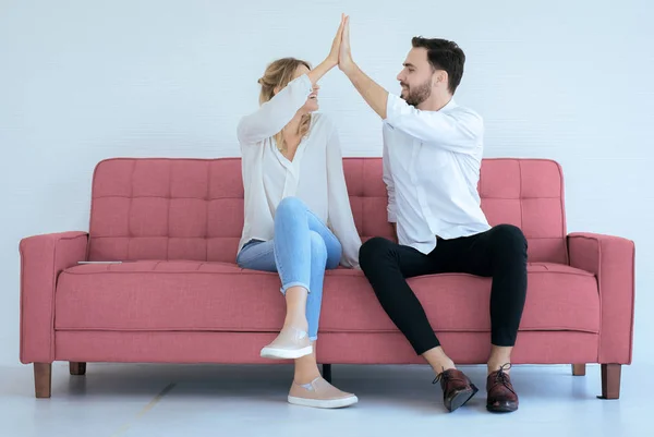 Pareja Amante Las Manos Aplaudiendo Sintiéndose Feliz Sentado Sofá Casa — Foto de Stock