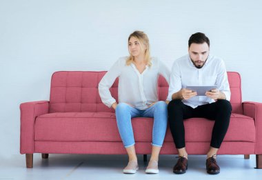 Sıkılmış ve göz ardı çift sevgilisi evde kanepede birlikte oturan, Aile sorunları