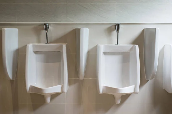 Ряд Внутрішніх Білих Сечовипускань Людини Туалеті Сучасний Розкішний Дизайн Ванної — стокове фото