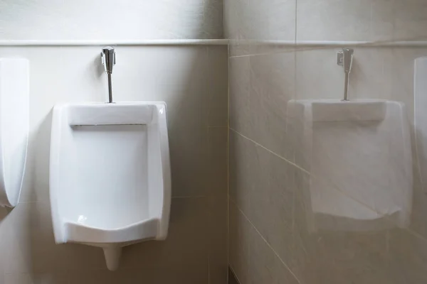 Крупним Планом Білі Сечовипускання Людини Туалеті Сучасний Розкішний Дизайн Ванної — стокове фото
