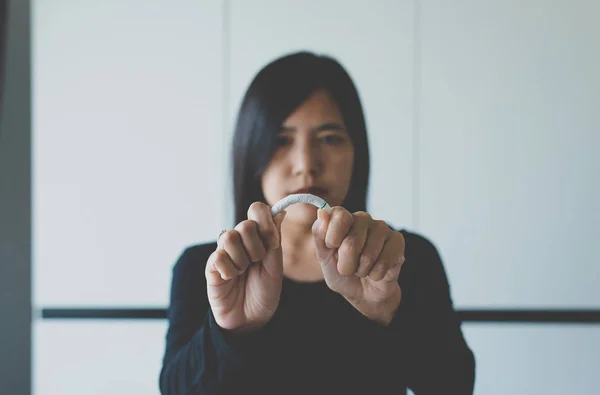 Mulher Mãos Destruindo Esmagando Cigarro Concept Smoking Day World Quitting — Fotografia de Stock