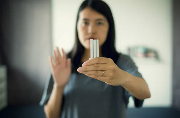 Γυναίκα Χέρια Κρατώντας Τσιγάρο Concept Χωρίς Κάπνισμα Μέρα Κόσμο Εγκατάλειψη — Φωτογραφία Αρχείου