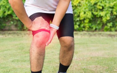 Spor egzersiz koşu ve egzersiz açık koşu sonra bacak yaralanması ağrı muzdarip Adam