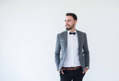 Resmi smokin sakallı ve beyaz arka planda ayakta ve gülümseyen yakışıklı beyaz adam,Metin ve kesik için boşluk kopyalayın