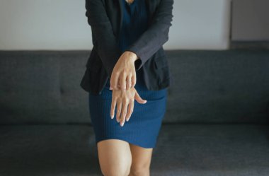 Alerjiden kolunda döküntü veya papül ve çizik olan kadın,Sağlık alerjisi cilt bakımı sorunu