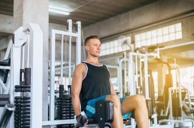 Spor adam egzersizleri eğitim yapıyor, Spor salonunda Cross fit vücut ve kas