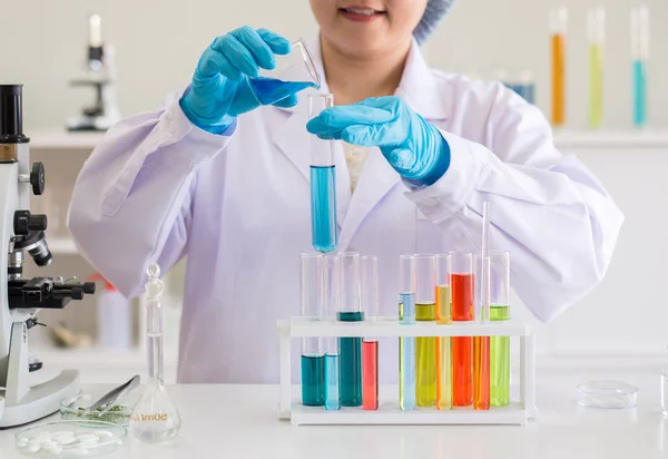Scientist Asian Woman Working Putting Medical Chemicals Sample Test Tube — Stock Photo, Image