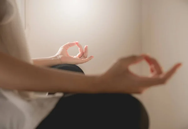 Close Mãos Mulher Pratica Ioga Meditação Posição Lótus — Fotografia de Stock