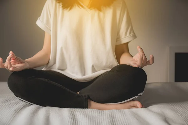 Close Mãos Mulher Pratica Ioga Meditação Posição Lótus — Fotografia de Stock