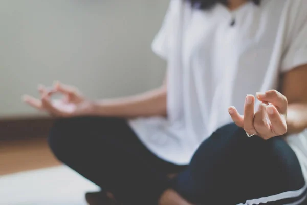 Close Mãos Asiáticas Mulher Pratica Ioga Meditação Posição Lótus — Fotografia de Stock