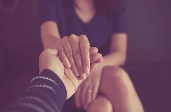 Hombre Dando Mano Mujer Deprimida Psiquiatra Cogido Mano Paciente Concepto — Foto de Stock