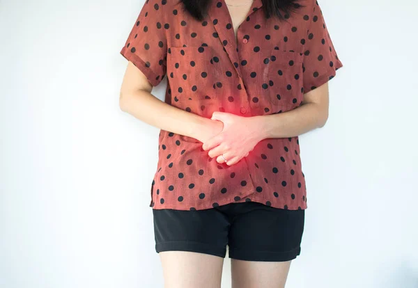 自宅で痛みを伴う腹痛を持つ女性 腹痛に苦しむ女性 期間のけいれん 手が腹を絞る — ストック写真