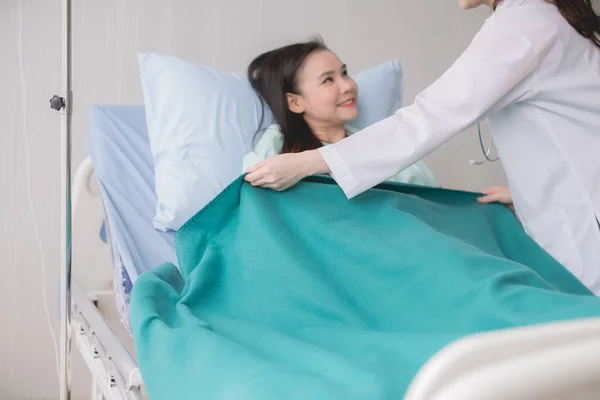 Mains Femme Médecin Utilisant Couverture Patiente Dans Chambre Hôpital Docteur — Photo
