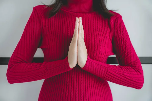 Mulher Com Mão Posição Oração Feminino Pagar Respeito Colocar Mãos — Fotografia de Stock