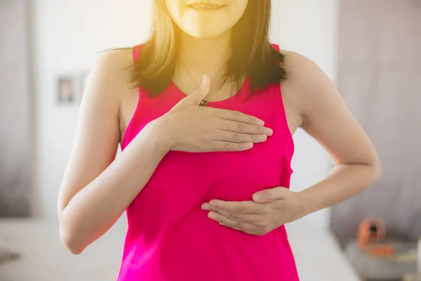 乳がん啓発コンセプト 幸せなアジアの女性手が乳房を握る がん予防の概念 — ストック写真