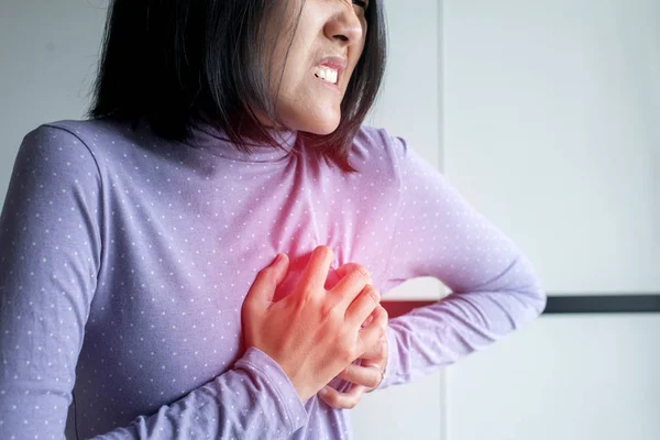 Mujer Asiática Con Fuerte Dolor Pecho Las Manos Tocando Pecho — Foto de Stock