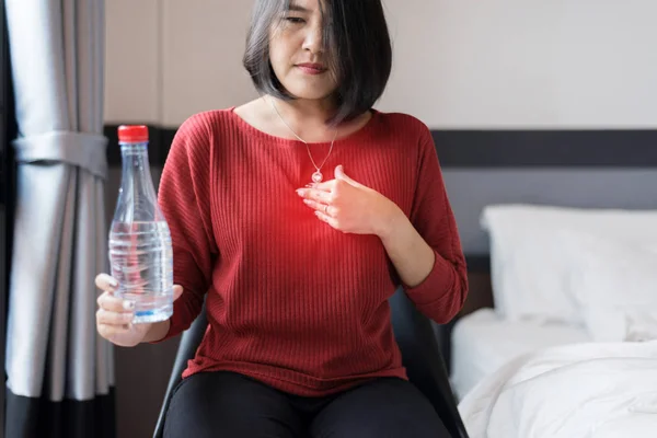 Asiatische Frau Mit Oder Symptomatischen Refluxsäuren Gastroösophageale Refluxkrankheit Weil Der — Stockfoto