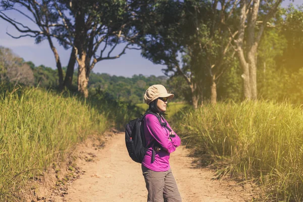 Mochila Mulher Asiática Enquanto Olha Algo Parte Manhã Livre Camping — Fotografia de Stock