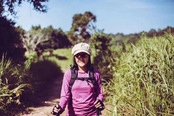 Mochila Mulher Asiática Enquanto Olha Algo Parte Manhã Livre Feliz — Fotografia de Stock