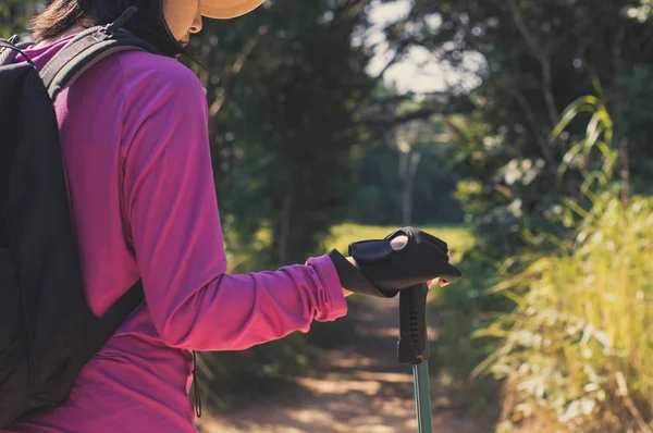 Blisko Ręce Plecak Azji Kobieta Gospodarstwa Trekking Słup Camping Turystyka — Zdjęcie stockowe