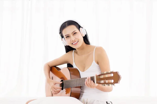 Bela Mulher Asiática Mãos Tocando Guitarra Acústica Quarto Tempo Relaxante — Fotografia de Stock