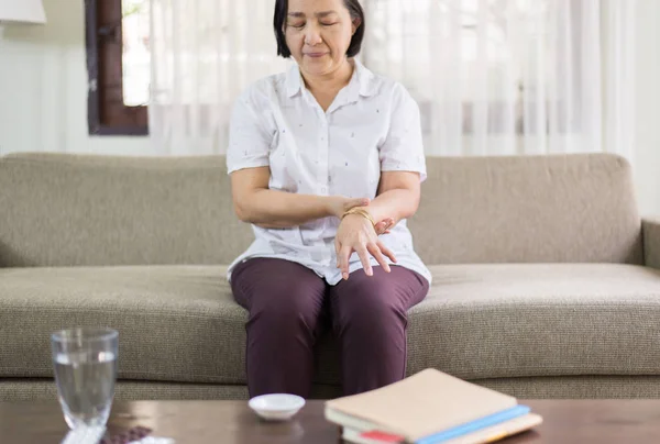 Parkinson Hastalığı Semptomlarından Muzdarip Asya Kıdemli Kadın — Stok fotoğraf