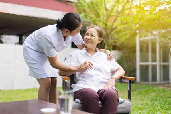 Enfermera Cuidando Paciente Madura Asiática Anciana Feliz Sonriente Senior Concepto — Foto de Stock