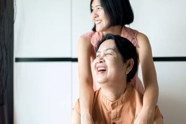 Азиатская Зрелая Женщина Смеется Дочерью Заботиться Поддерживать Дому Счастливый Пожилой — стоковое фото