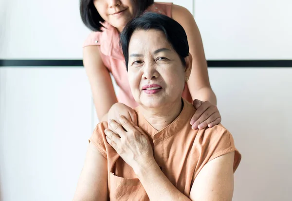 Asiática Madura Mujer Feliz Con Hija Tomar Cuidado Apoyo Casa —  Fotos de Stock