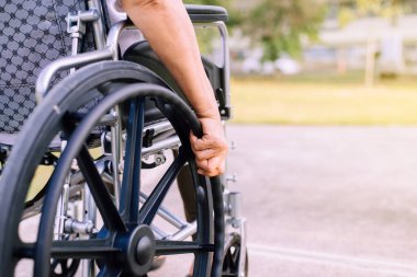 Dışarıda tekerlekli sandalyede oturan engelli kadın, iyileşme ve sağlık konsepti
