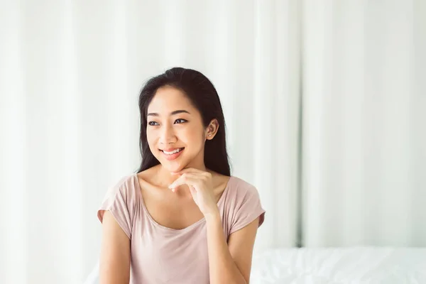 Bonita Jovem Asiático Mulher Feliz Sorridente Rosto Enquanto Sentado Casa — Fotografia de Stock