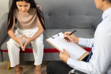 Profesyonel psikolog Asyalı kadın hastalarla konuşuyor ve notlar yazıyor terapist kadınlara danışmanlık ve danışmanlık yapıyor.