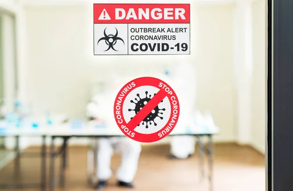 Señal Advertencia Coronavirus Peligro Alerta Ventana Sala Cuarentena Enfermedad Covid — Foto de Stock