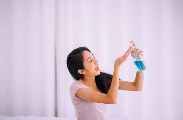 Wanita Asia Menggunakan Gel Tangan Pembersih Dalam Botol Pompa Untuk — Stok Foto