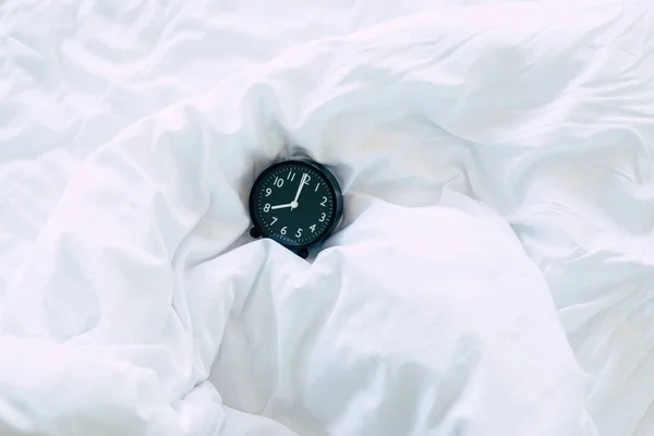 Schwarzer Wecker Auf Der Weißen Decke Schlafzimmer Morgen — Stockfoto