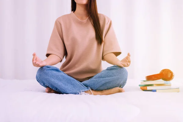 Žena Praktikující Jógu Meditace Sedí Ložnici Cvičení Cvičení Probuzení Dopoledních — Stock fotografie