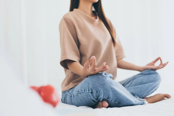 Mulher Praticando Ioga Meditação Sentado Quarto Exercício Depois Acordar Manhã — Fotografia de Stock