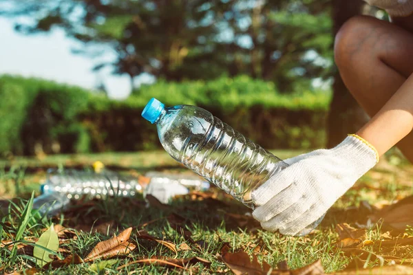 Женщина Волонтер Руки Носить Перчатки Держать Пластиковые Бутылки Травяного Пола — стоковое фото