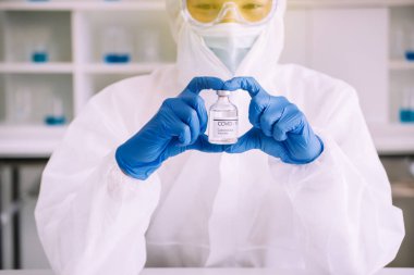 İnsan doktor ya da bilim adamı elleri, laboratuvar, Covid-19, Coronavirus aşısı, Sars-Cov-2 araştırma ve testlerini tutuyor ve analiz ediyor.