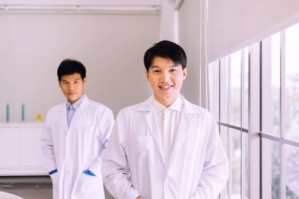 アジアの男性科学者笑顔と病院で働く プロフェッショナル医療チームワーク — ストック写真